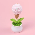 Handgefertigte Häkel-Eiscreme-Topfpflanze mit weißer Keramikvase auf rosa Hintergrund - Eiscreme Topfpflanze / Rosa