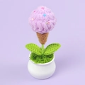 Handgefertigter Häkel-Eiscreme-Blumentopf in Hellviolett für kreative Tischdekoration - Eiscreme Topfpflanze / Lila