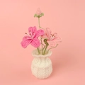 Handgefertigte gehäkelte Kornrade Topfpflanze mit rosa Blumen und weißer Strickvase Deko - Kornrade (Große Weiße Vase) - Verlauf Rosa