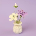 Handgefertigte Häkel-Lilien-Topfpflanze mit violetten Blüten in einer Strickvase - Kornrade (Große Weiße Vase) - Lila-Weiß