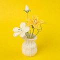 Detail handgehäkelter Lilienblüten in Weiß und Gelb in einem gewebten Blumentopf - Kornrade (Große Weiße Vase) - Gelb-Weiß