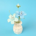 Nahaufnahme handgehäkelter Topfblumen mit detaillierter Garntextur und Handwerkskunst - Kornrade (Große Weiße Vase) - Verlauf Blau