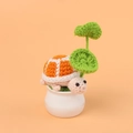 Tortuga hecha a mano a ganchillo sobre base de porcelana para decoración de mesa - Naranja