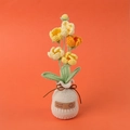Handgehäkelte Blumen in Gelb und Orange im Topf mit Hand Made Lederetikett-Verzierung - Orange Primel Im Topf (Garnvasenbasis)