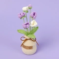 Handgefertigte gehäkelte lila Tulpe im Topf als Ornament mit Leder-Handmade-Etikett - Lila Primel Im Topf (Garnvasenbasis)