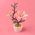 Handgefertigte gehäkelte Magnolie im Topf mit rosa Blüten und weißem Strick-Blumentopf - Rosa - Magnolie (Wollener zylindrischer Topf)