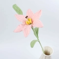 Handgehäkelte rosa Lilie in weißer Vase für Deko und Abschlussgeschenke geeignet - Rosa (mit Knospe)