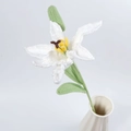 Handgefertigter Häkel-Lilienstrauß in weißer Keramikvase für Heimdeko und tolle Geschenke - Weiß (mit Knospe)