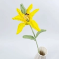 Detailansicht einer handgehäkelten gelben Lilie in einer weißen Keramikvase - Gelb (mit Knospe)