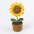 Detalle de girasol de ganchillo hecho a mano en maceta para decoración de coche - Girasol Pequeño de Doble Capa Con Semillas (Maceta Pequeña de Lana)