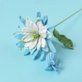 Macro-opname van een handgehaakte bloem met blauw-witte bloembladen en groene bladeren - Epiphyllum Tak - Blauw