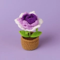 Détail de la plante tournesol crochetée main aux pétales dégradés violets et pot brun - Violet Dégradé