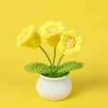 Handgefertigte gehäkelte gelbe Topfblume mit drei Kelchen und grünen Blättern - Zitronengelb 3-Kopf Maiglöckchen
