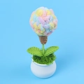 Handgestrickte Eiscreme-Blume im weißen Keramiktopf mit bunten Makronen-Garnen - Eiscreme Topfpflanze / Regenbogen