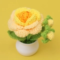 Flor de ganchillo hecha a mano en maceta de cerámica blanca para decoración - Rosa amarilla degradada