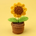 Girasole all'uncinetto fatto a mano in vaso con petali gialli e foglie verdi - Pianta in Vaso di Piccolo Sole Giallo