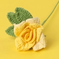 Handgehaakte gele roos met groene bladeren voor interieurdecoratie en DIY-boeketten - Geel