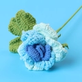 Handgemaakte gehaakte roos met blauwe verloopblaadjes en groene bladeren - Blauw