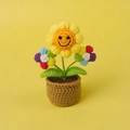 Detail der handgehäkelten Sonnenblume mit lächelndem Gesicht in einem braunen Topf - Mittelgroße Mini-Topfpflanze / Smiley-Sonnenblume mit bunten Blumen