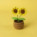 Handgefertigte gehäkelte Sonnenblume im Topf mit gelben Blättern für die Tischdeko - Doppelter Sonnenblumenkopf (Mittlerer Wolltopf)