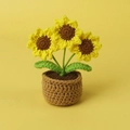Handgemachte Häkel-Sonnenblumen im Topf mit gelben Blüten und braunem Korb-Sockel - 3-Kopf-Sonnenblume (Mittlerer Wolltopf)