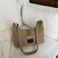 Sac fourre-tout en nylon kaki minimaliste avec écusson logo sur literie blanche - Khaki