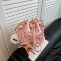Rosa Kordelzug-Beuteltasche mit schwarzen Schleifen und gewebtem Griff für Damen - Rosa