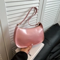 Bolso de axila chic en charol rosa con acabado espejo brillante y diseño minimalista curvo - Rosa