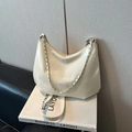 Dettaglio della borsa hobo in pelle bianco crema con catena argento e cuciture ovali - Bianco Senza Pendente