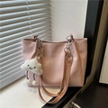 Sac fourre-tout rose à patchwork géométrique et charm nuage en peluche sur un rebord - Sans Pendentif / Rose