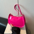 Borsa a spalla minimalista in vernice rosa neon con finitura lucida e cerniera dorata - Rosa intenso