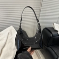 Borsa a mezzaluna in pelle verniciata nera lucida con dettagli argentati stile retrò - Nero