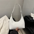 Borsa sottobraccio a mezzaluna in pelle verniciata bianca con tracolla minimale - Bianco