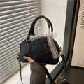 Schwarze geprägte Leder-Bowlingtasche mit Spitzenschleife und Umhängegurt - Schwarz