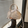 Cremeweiße geprägte Mini-Bowlingtasche mit Spitzenschleife und Cartoon-Mustern, Handansicht - Weiß