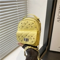 Piccola borsa a tracolla trapuntata gialla chic in ecopelle con catena argentata - Giallo