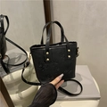 Sac seau noir en cuir PU avec gaufrage papillon et finitions métalliques dorées - Noir