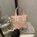 Hellrosa Mini-Handtasche mit 3D-Schmetterlingsprägung und goldenen Metallnieten - Rosa