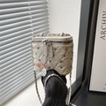 Bolso de caja acolchado crema con tachuelas plateadas y correa de cadena chic - Blanco