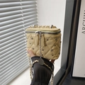 Bolso caja beige acolchado con remaches plateados y correa de cadena metálica - Amarillo