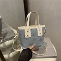Hellblaue Umhängetasche mit Schmetterlingsdruck und cremeweißen Griffen - Blau und Weiß