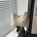 Bolso tote trapezoidal blanco crema con detalle de lazo y asas finas de hombro - Blanco