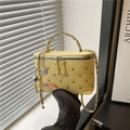 Gelbe gesteppte Mini-Box-Tasche mit silbernen Nieten und Camellia-Anhängern für Damen - Gelb