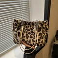 Borsa tote in peluche leopardata con catena in metallo e spallacci in pelle beige - Bianco