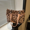 Borsa tote leopardata rosa in ecopelliccia, texture morbida e catena argento - Rosa