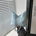 Bolso tipo cubo azul claro minimalista con lazo decorativo y acabado en cuero mate - Azul