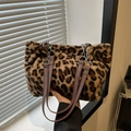 Borsa tote in peluche leopardata con catena argento e tracolle in similpelle viola - Marrone