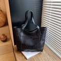 Borsa tote nera minimalista con stampa a farfalla e rivetti a pois di grande capacità - Nero