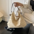Bolso tote de paja grande con flecos y correa tejida con patrón geométrico - Caqui