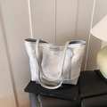 Grande borsa tote argento con motivo marmo grigio e accenti metallici lucidi - Argento
